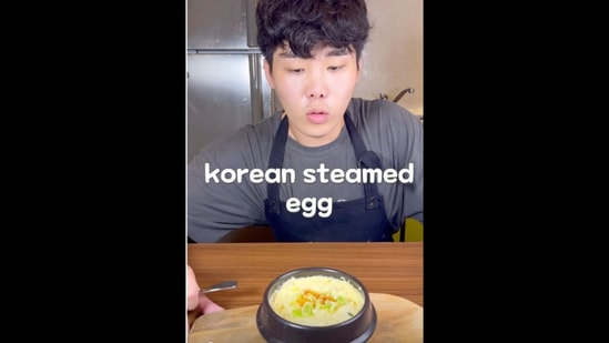 The chef makes Korean steamed egg while narrating its recipe in Hindi.&nbsp;(Instagram/@cook_oranji)