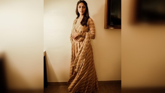 Mrunal Thakur accessorised her desi outfit with a pearl choker and stud set.(Instagram/@mrunalthakur)