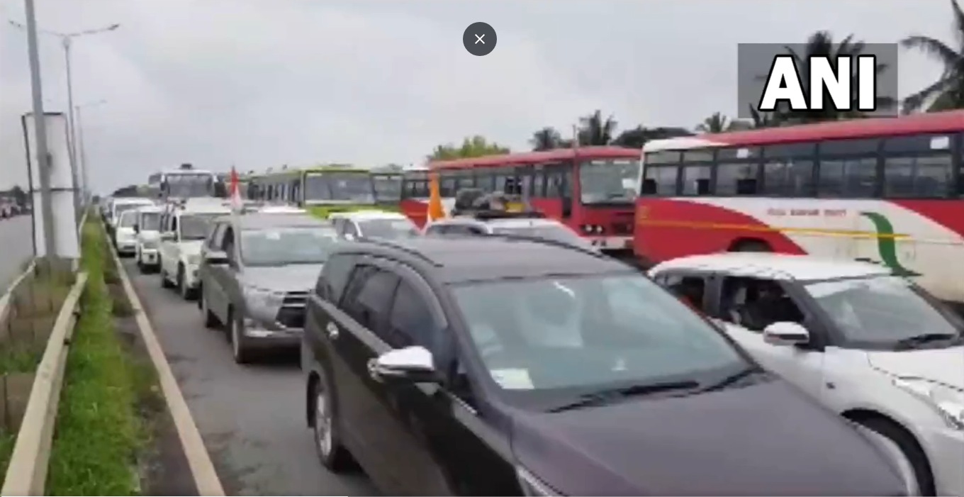 Traffic on the Pune - Bengaluru highway in the Davanagere district amid celebrations of Siddaramaiah's 75th birthday. (Image source: Screengrab of ANI video/Twitter) Traffic on the Pune - Bengaluru highway in the Davanagere district amid celebrations of Siddaramaiah's 75th birthday. (Image source: Screengrab of ANI video/Twitter)