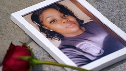 Uma foto de Breonna Taylor é vista entre outras fotos de mulheres que perderam suas vidas como resultado da violência durante a 2ª Marcha Anual de Defesa das Mulheres Negras no Black Lives Matter Plaza em Washington, DC. 