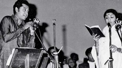 Kishore Kumar also wrote screenplays for his five films. Not only this, he also penned lyrics for film songs like Jhumroo, Door Gagan Ki Chhaon Mein, Door Ka Rahi and many more songs, as per the book Kishore Kumar by Kamal Dhiman, the president of the Kishore Kumar fan club. 