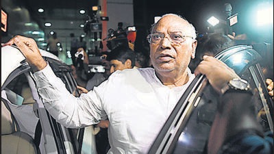 New Delhi, Aug 04 (ANI): Congress leader and LoP in Rajya Sabha Mallikarjun Kharge leaves from National Herald Building after interrogation by the Enforcement Directorate, in New Delhi on Thursday. (ANI Photo) (Prateek Kumar)
