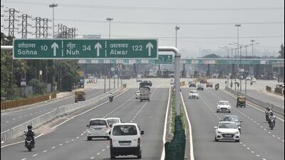 According to the new rates, a single trip in a car on the elevated road will cost commuters ₹115, up from the previous rate of ₹45. (Vipin Kumar /HTPhoto) According to the new rates, a single trip in a car on the elevated road will cost commuters ₹115, up from the previous rate of ₹45. (Vipin Kumar /HTPhoto)