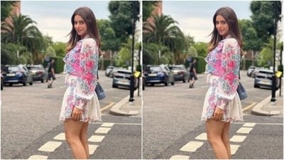 In classic white sneakers and a blue sling bag, Aamna accessorised her look for the day. (Instagram/@aamnasharifofficial)