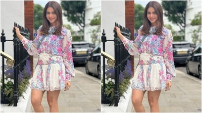 Aamna took over London in style as she left her tresses open in straight locks and decked up in nude eyeshadow, mascara-laden eyelashes, drawn eyebrows, contoured cheeks and a shade of nude lipstick, (Instagram/@aamnasharifofficial)