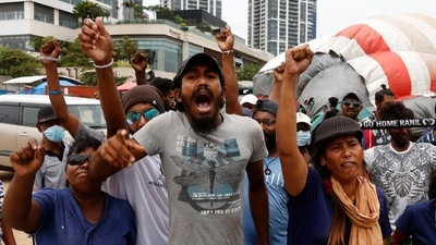 Anti-government demonstrators shout slogans against policemen giving notice to them to leave a seafront tent camp that became the focal point of months-long nationwide demonstrations, amid Sri Lanka's economic crisis, in Colombo, Sri Lanka, August 4, 2022.&nbsp; (REUTERS)