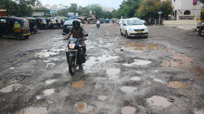 The ward offices have already begun issuing notices to contractors for faulty or pothole-ridden roads. (REPRESENTATIVE PHOTO) The ward offices have already begun issuing notices to contractors for faulty or pothole-ridden roads. (REPRESENTATIVE PHOTO)