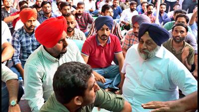 SAD supermo Sukhbir Badal meeting agitating students of PAU in Ludhiana on Thursday. (Gurpreet Singh/HT) SAD supermo Sukhbir Badal meeting agitating students of PAU in Ludhiana on Thursday. (Gurpreet Singh/HT)