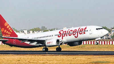 FILE PHOTO: A SpiceJet passenger Boeing 737-800 aircraft takes off from Sardar Vallabhbhai Patel international airport in Ahmedabad, India May 19, 2016. REUTERS/Amit Dave/File Photo (REUTERS) FILE PHOTO: A SpiceJet passenger Boeing 737-800 aircraft takes off from Sardar Vallabhbhai Patel international airport in Ahmedabad, India May 19, 2016. REUTERS/Amit Dave/File Photo (REUTERS)