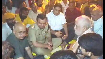 Officials trying to convince Uday Pratap Singh to call off his protest at Kunda tehsil in Pratapgarh against a temporary gate put up by Muslims during Moharram (HT photo)