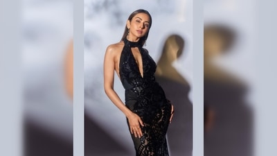 Just like always, Rakul Preet won the attention of fashionistas and the fashion gods with her uber stylish red-carpet-worthy look in a black body-grasping gown. (Instagram/@stylebyami) Just like always, Rakul Preet won the attention of fashionistas and the fashion gods with her uber stylish red-carpet-worthy look in a black body-grasping gown. (Instagram/@stylebyami)