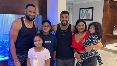 Hardik Pandya poses for a photo with Kieron Pollard and his family (Twitter/hardikpandya7)