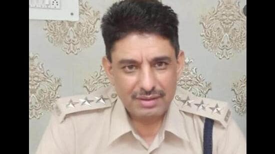 Accompanied by senior police officials and Kurukshetra SP Surinder Singh Bhora, Haryana ADGP, Ambala range, Shrikant Jadhav reached Kurukshetra and handed over a cheque of financial assistance of ₹65 lakh to slain DSP Surender Singh’s wife Kaushalya Devi. (HT File Photo)