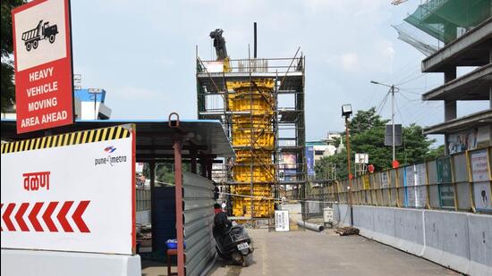 Metro work in progress at Baner in Pune. (HT PHOTO)