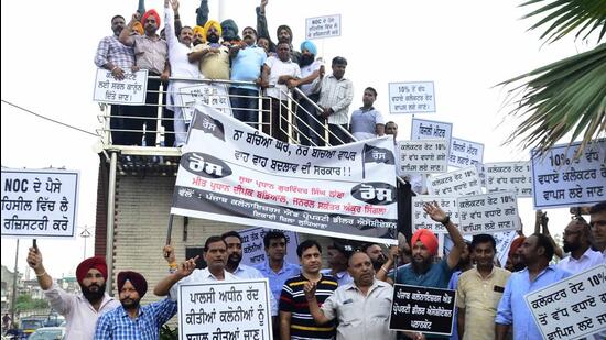 Punjab Colonisers and Property Dealers Association holding protest against the state government in Ludhiana. (Harvinder Singh/HT)