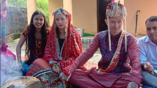 The marriage was solemnised on Tuesday, August 2 in a traditional Hindu ceremony at the Radha Krishan temple of Divya Ashram at Kharota village in Dharamshala. The man of Russian-origin and his Ukrainian girlfriend had been living in Dharamkot village, known as the Tel Aviv of Himachal, for about a year . (HT PHOTO)