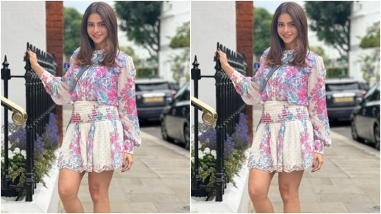 Aamna took over London in style as she left her tresses open in straight locks and decked up in nude eyeshadow, mascara-laden eyelashes, drawn eyebrows, contoured cheeks and a shade of nude lipstick,(Instagram/@aamnasharifofficial)