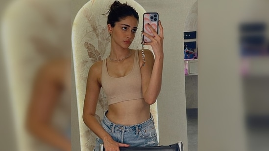 Ananya Panday proves she is a girl next door as she clicks mirror selfies and posts them on social media to update her followers on her life.(Instagram/@ananyapanday)