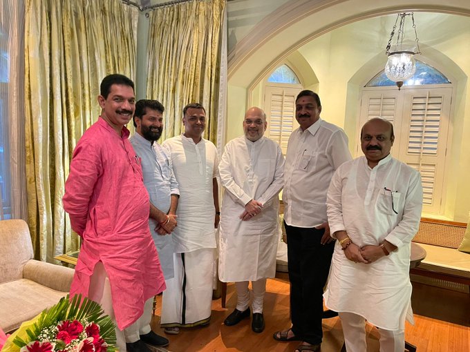 Amit Shah in Bengaluru on Thursday with Karnataka CM Basavaraj Bommai and other BJP functionaries. (Image source: @BJP4Karnataka/Twitter)
