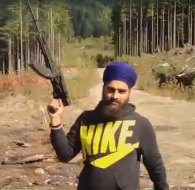 Uma captura de vídeo de Hardeep Nijjer com um fuzil de assalto AK em Surrey, Canadá.
