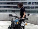 Royal Enfield CEO Sid Lal with the new Hunter 350 bike.(Twitter/Car Hindi News) Royal Enfield CEO Sid Lal with the new Hunter 350 bike.(Twitter/Car Hindi News)