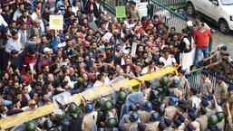 Sanyukt Kisan Manch, fruit growers and farmers from across the state convened in Shimla and gheraoed the Himachal Pradesh state secretariat for around five hours on Friday, demanding fulfilment of their long-pending demands. (Deepak Sansta / HT)