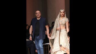 Designer Tarun Tahiliani with model Sonali Sharma Designer Tarun Tahiliani with model Sonali Sharma