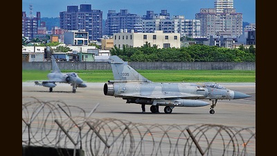A Taiwan Air Force aircraft arrives next to a Mirage 2000-5 fighter jet upon landing at Hsinchu Air Base in Hsinchu, Taiwan, on Friday. (REUTERS) A Taiwan Air Force aircraft arrives next to a Mirage 2000-5 fighter jet upon landing at Hsinchu Air Base in Hsinchu, Taiwan, on Friday. (REUTERS)