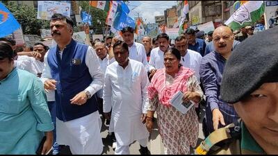 Congress party workers were led by party president Rajesh Thakur, legislature party leader and rural development minister Alamgir Alam, health minister Banna Gupta in their protest outside Raj Bhawan in Ranchi. (HT PHOTO.)
