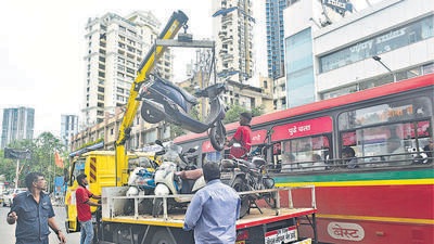 Top Cop Pandey had asked the traffic police to fine the owners of vehicles via e-challan, instead of towing. However, from August 1, Mumbai traffic police has gone back to the earlier mode of action of towing away vehicles parked outside designated parking zones. . (Anshuman Poyrekar/HT PHOTO) Top Cop Pandey had asked the traffic police to fine the owners of vehicles via e-challan, instead of towing. However, from August 1, Mumbai traffic police has gone back to the earlier mode of action of towing away vehicles parked outside designated parking zones. . (Anshuman Poyrekar/HT PHOTO)