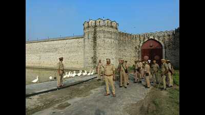 Policemen stationed ouside Bhadri Fort to enforce Uday Pratap Singh’s house arrest. (HT)