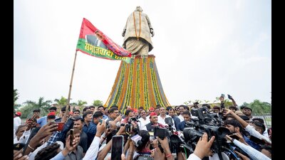 Samajwadi Party national president Akhilesh Yadav at Janeshwar Mishra’s birth anniversary event at Janeshwar Mishra park in Lucknow of Friday. (HT photo) Samajwadi Party national president Akhilesh Yadav at Janeshwar Mishra’s birth anniversary event at Janeshwar Mishra park in Lucknow of Friday. (HT photo)
