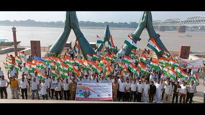 Members of Department of Posts at Namo Ghat in Varanasi after the Prabhat Pheri to promote ‘Har Ghar Tiranga’ campaign. (HT photo)