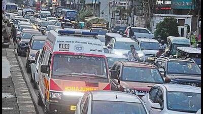 An ambulance stuck in traffic in Lucknow. (Deepak Gupta/HT Photo) An ambulance stuck in traffic in Lucknow. (Deepak Gupta/HT Photo)