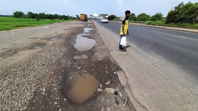 The road near Kharegaon toll that is uneven and with potholes. Despite accidents and deaths, roads continue to be in bad shape in Thane district. (PRAFUL GANGURDE/HT PHOTO) The road near Kharegaon toll that is uneven and with potholes. Despite accidents and deaths, roads continue to be in bad shape in Thane district. (PRAFUL GANGURDE/HT PHOTO)