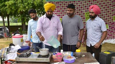 Students making tea during the 24/7 protest at PAU’s gate number 1 in Ludhiana. (Gurpreet Singh/HT)