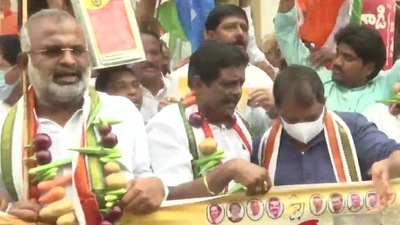 In Andhra Pradesh's Vijayawada, Congress workers, wearing garlands made of vegetables, were protesting against the central government over the issues of price rise and unemployment ( ANI) In Andhra Pradesh's Vijayawada, Congress workers, wearing garlands made of vegetables, were protesting against the central government over the issues of price rise and unemployment ( ANI)