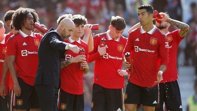Manchester United manager Erik ten Hag speaks with Manchester United's Alejandro Garnacho and Cristiano Ronaldo (Action Images via Reuters)