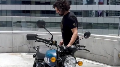 Royal Enfield CEO Sid Lal with the new Hunter 350 bike. (Twitter/Car Hindi News) Royal Enfield CEO Sid Lal with the new Hunter 350 bike. (Twitter/Car Hindi News)