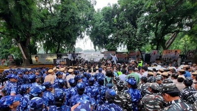 Security beefed up as Congress workers shout slogans during the protest at AICC HQ in Delhi. (Amal KS/HT) Security beefed up as Congress workers shout slogans during the protest at AICC HQ in Delhi. (Amal KS/HT)