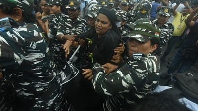 Delhi Police detained Congress MPs at Vijay Chowk after sloganeering as they headed towards Prime Minister's house. Photo by RAJKRAJ/HT Delhi Police detained Congress MPs at Vijay Chowk after sloganeering as they headed towards Prime Minister's house. Photo by RAJKRAJ/HT