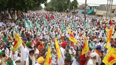 Farmers holding a protest against the Punjab and central governments at YPS Chowk in Mohali on Friday. (Sanjeev Sharma/HT) Farmers holding a protest against the Punjab and central governments at YPS Chowk in Mohali on Friday. (Sanjeev Sharma/HT)