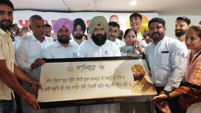 Deputy speaker of Punjab Vidhan Sabha Jai Krishan Singh Rouri being welcomed in Ludhiana.Rouri said the government was working to improve the education and health sector in the state, hence,the budget under both the sectors had also been increased. (Harvinder Singh/HT)