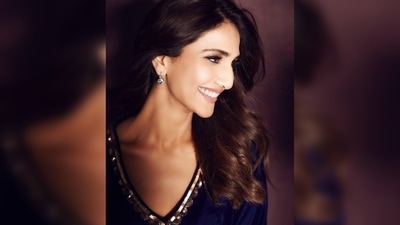 Vaani Kapoor donned a navy blue velvet kurta set from the Mahnoor Collection of the label Vvani by Vani Vats. (Instagram/@_vaanikapoor_) Vaani Kapoor donned a navy blue velvet kurta set from the Mahnoor Collection of the label Vvani by Vani Vats. (Instagram/@_vaanikapoor_)