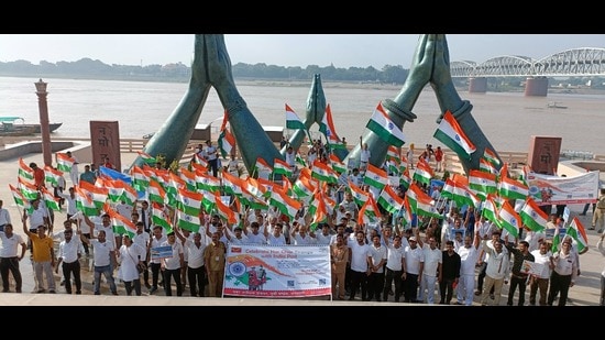 Members of Department of Posts at Namo Ghat in Varanasi after the Prabhat Pheri to promote ‘Har Ghar Tiranga’ campaign. (HT photo)