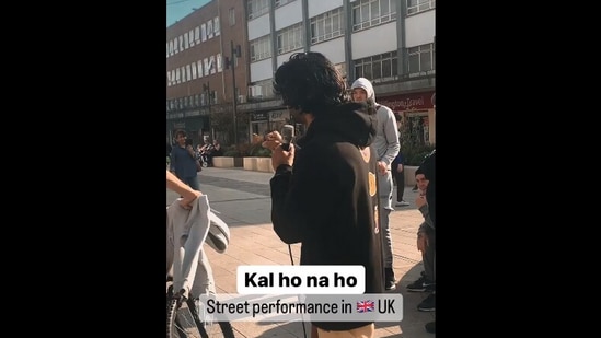 The image, taken from the Instagram video, shows the street performer singing Kal Ho Naa Ho in UK.(Instagram/@vish.music)