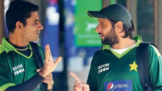 Abdul Razzaq (L) with Shahid Afridi(Twitter)