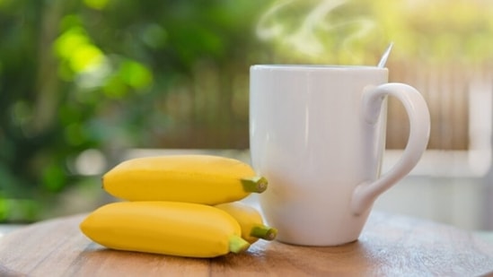 How to make banana tea? Boil a banana, with or without the peel in water. Then remove the remains of the banana from the water, and mix the water with black tea or milk tea, and drink it.(Unsplash)