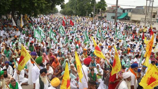 Farmers holding a protest against the Punjab and central governments at YPS Chowk in Mohali on Friday. (Sanjeev Sharma/HT)