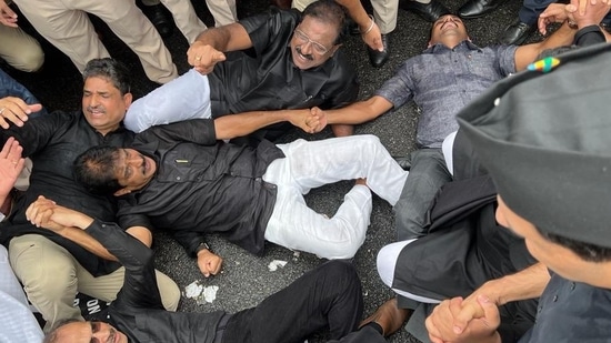 Rahul Gandhi tweeted photographs of Congress leaders protesting in Delhi.&nbsp;